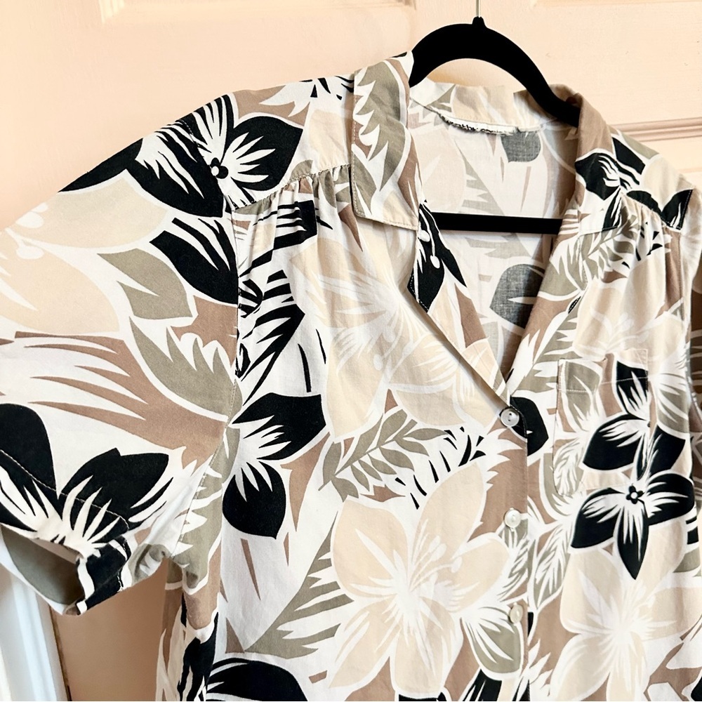 $5 SALE Black and tan Hawaiian button up - Picture 2 of 4